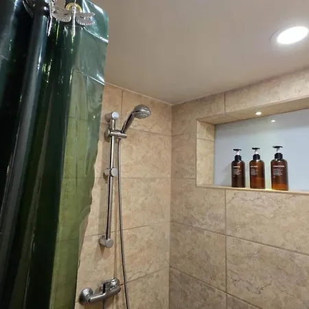House Close To Min Of 4-8 Guests